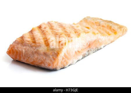 Filetto alla griglia di salmone con la pelle isolato su bianco. Foto Stock