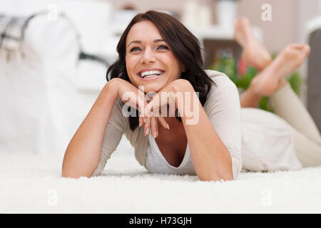 Donna house building ridere risate ridere twit risatina sorriso sorridente risate laughingly sorridendo sorrisi bella beauteously Foto Stock