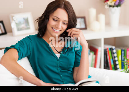 Donna house building ridere risate ridere twit risatina sorriso sorridente risate laughingly sorridendo sorrisi bella beauteously Foto Stock