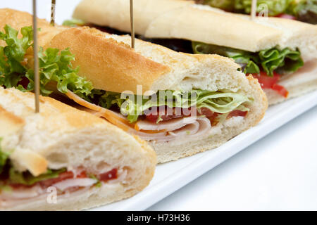 Piatto di prosciutto e insalata baguette su bianco. Foto Stock