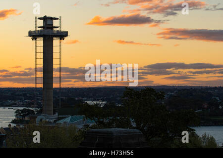 Sunset circonda le porte di Sydney Tower autorità che viene progressivamente demolito, Foto Stock
