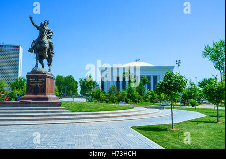 La statua equestre di Amir Timur al centro del bellissimo parco verde, Piazza Amir Timur, Tashkent, Uzbekistan Foto Stock