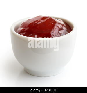 Piccolo ramekin di rosso confettura di fragole isolato su bianco. In prospettiva. Foto Stock