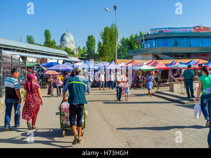 Il Bazaar Chorsu è il mercato centrale in città, così è sempre affollato e rumoroso Foto Stock