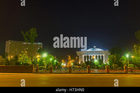 In serata la piazza di Amir Timur brilla di luce di illuminazione brillante, Tashkent, Uzbekistan. Foto Stock