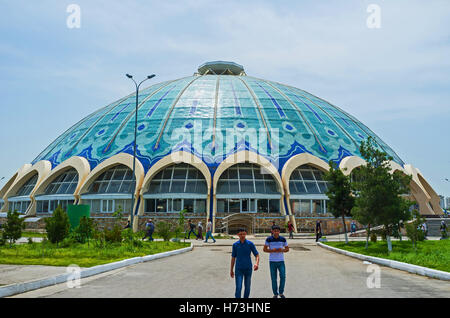 La splendida cupola commerciale del bazar Chorsu con il tradizionale motivo uzbeko, Tashkent, Uzbekistan Foto Stock