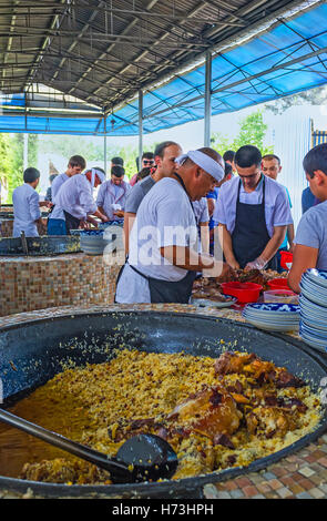 Il pilaf è un piatto nazionale uzbeko, il processo di cottura è un'attrazione popolare per i turisti e la gente del posto, il Centro di Pilaf dell'Asia centrale, Tashkent, Uzbekistan Foto Stock
