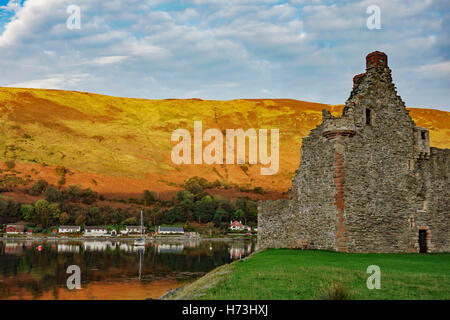 Il castello di Lochranza presso il villaggio di Lochranza sulla costa nord dell'isola di Arran, Scozia