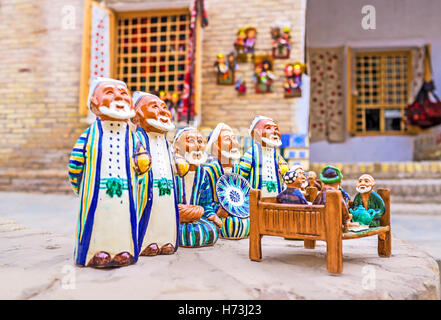 Le statuine di argilla di felice gli uomini anziani nei tradizionali costumi uzbeki sono il miglior regalo da Khiva, Uzbekistan. Foto Stock