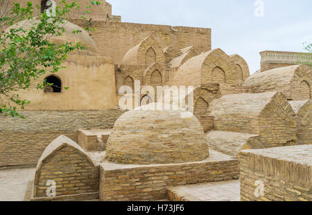 Il mattone di mausolei e tombe nel complesso di sepoltura accanto all Islam Khoja Minaret in Itchan Kala, Khiva, Uzbekistan. Foto Stock