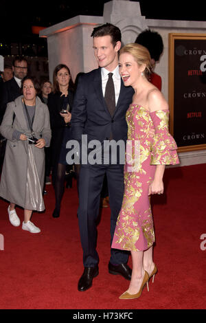 Londra, Regno Unito. 1 Novembre, 2016. Matt Smith, Claire Foy frequentando la Premiere Mondiale della corona al Odeon Leicester Square martedì 1 novembre 2016 Credit: Peter Phillips/Alamy Live News Foto Stock