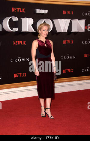 Londra, Regno Unito. 1 Novembre, 2016. Gillian Anderson che frequentano la Premiere Mondiale della corona al Odeon Leicester Square martedì 1 novembre 2016 Credit: Peter Phillips/Alamy Live News Foto Stock