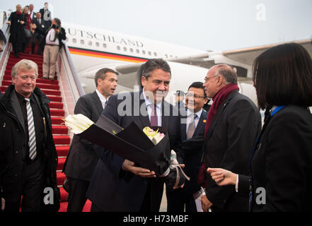 Chengdu, in Cina. 02Nov, 2016. Il Ministro tedesco degli Affari economici Sigmar GABRIEL arriva all'aeroporto di Chengdu, in Cina, 02 novembre 2016. Il Ministro tedesco degli Affari economici si è recato in visita in Cina e a Hong Kong con una grande delegato economico fino al 05 novembre 2016. Foto: Bernd vON JUTRCZENKA/dpa/Alamy Live News Foto Stock