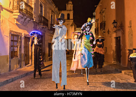 San Miguel De Allende, Guanajuato, Messico. 1 Nov, 2016. Trampolieri vestiti da scheletri a piedi attraverso le strade durante il giorno dei morti festival il 1 novembre 2016 in San Miguel De Allende, Guanajuato, Messico. La settimana di festa è un momento in cui i messicani benvenuti i morti alla messa a terra per una visita e celebrare la vita. Credito: Planetpix/Alamy Live News Foto Stock