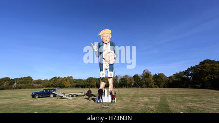 Edenbridge, UK. 2 Novembre 2016.Membro della Edenbridge falò società mette la rifinitura di un gigante 30ft effige del Partito Repubblicano candidato alla presidenza degli Stati Uniti Donald Trump che sarà bruciato il 5 novembre durante la Città annuali di notte dei falò celebrazioni. Credito: teleobiettivo con immagini / Alamy Live News Foto Stock