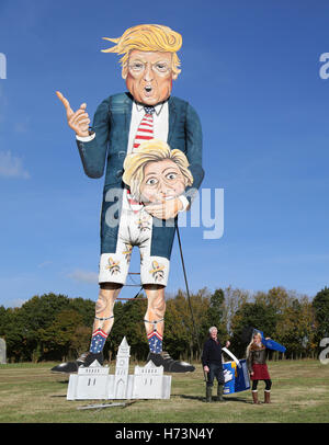 Edenbridge, UK. Il 2 novembre 2016. Membri della Edenbridge falò società mette la rifinitura di un gigante 30ft effige del Partito Repubblicano candidato alla presidenza degli Stati Uniti Donald Trump che sarà bruciato il 5 novembre durante la Città annuali di notte dei falò celebrazioni. Credito: teleobiettivo con immagini / Alamy Live News Foto Stock