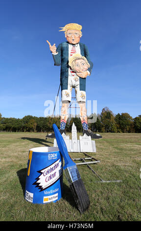 Edenbridge, UK. 2 Novembre 2016.Edenbridge falò gigante società 30ft effige del Partito Repubblicano candidato alla presidenza degli Stati Uniti Donald Trump che sarà bruciato il 5 novembre durante la Città annuali di notte dei falò celebrazioni. Credito: teleobiettivo con immagini / Alamy Live News Foto Stock