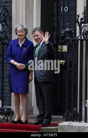 Londra, Regno Unito. 2 Novembre, 2016. Il primo ministro Theresa Maggio saluta il presidente della Repubblica di Colombia, Sua Eccellenza il presidente Juan Manuel Santos Calderón, esterno 10 di Downing Street durante il primo ufficiale di visita di Stato nel Regno Unito da parte di un Presidente della Repubblica di Colombia. Credito: Mark Kerrison/Alamy Live News Foto Stock