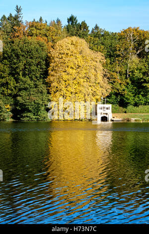 Shearwater Lake, Crockerton, Wiltshire, Regno Unito. 2 novembre 2016. Colori autunnali guardando attraverso il lago Shearwater nel Wiltshire, Regno Unito Credit: Andrew Harker/Alamy Live News Foto Stock