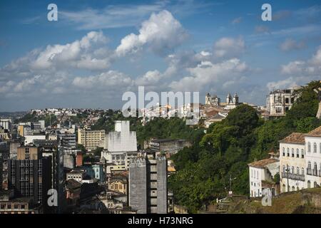 Salvador. 2° Nov, 2016. Foto scattata a ott. 31 mostra la città alta e la Città Bassa di Salvador, in Salvador, Brasile. Salvador, la capitale del nord-est brasiliano dello stato di Bahia, è la prima capitale coloniale del Brasile e uno dei più antichi nelle Americhe. © Shen Hong/Xinhua/Alamy Live News Foto Stock