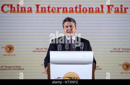 Chengdu, in Cina. 2° Nov, 2016. Il Ministro tedesco degli Affari economici Sigmar Gabriel parla durante la fase di apertura della fiera occidentale a Chengdu, in Cina, il 2 novembre 2016. Il Ministro tedesco degli Affari economici si è recato in visita in Cina e a Hong Kong con una grande delegato economico fino al 05 novembre 2016. Foto: BERND VON JUTRCZENKA/dpa/Alamy Live News Foto Stock