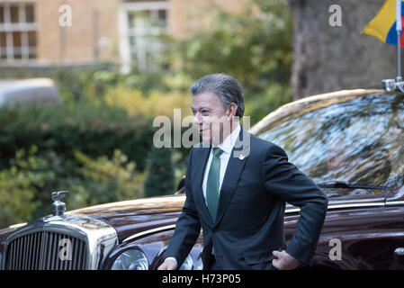 Londra, Regno Unito. 2° Nov, 2016. Presidente Santos di Columbia arriva a Downing Street, Londra Credito: Ian Davidson/Alamy Live News Foto Stock