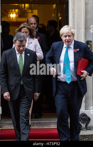 Londra, Regno Unito. 2 Novembre, 2016. Il Presidente della Repubblica di Colombia, Sua Eccellenza il presidente Juan Manuel Santos Calderón, parte 10 Downing Street con il Segretario di Stato per gli affari esteri Boris Johnson. La visita a Downing Street era parte del primo ufficiale di visita di Stato nel Regno Unito da parte di un Presidente della Repubblica di Colombia. Credito: Mark Kerrison/Alamy Live News Foto Stock