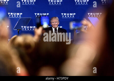 King of Prussia, Pennsylvania, USA. 1 Novembre, 2016. Candidato presidenziale repubblicano Donald Trump offre un discorso sottolineando la sua politica sanitaria in occasione di un evento con il Vice-candidato presidenziale Mike Pence ed ex candidato Ben Carson, in King of Prussia, PA., nei sobborghi di Philadelphia, nov. 1st, 2016 Credit: Bastiaan Slabbers/Alamy Live News Foto Stock