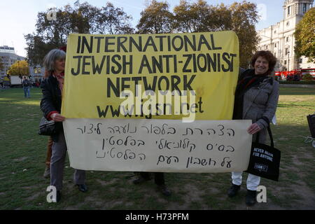 Londra, Regno Unito. 2° Nov, 2016. Balfour campagna 'giorni della Palestina' protestare contro il contro il governo britannico illegale Dichiarazione Balfour dovrebbe scusarsi per il popolo della Palestina. I manifestanti richiedono di modificare la Dichiarazione Balfour palestina terra per i palestinesi al di fuori del Parlamento, Londra,UK. Credito: Vedere Li/Alamy Live News Foto Stock