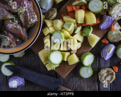 2 novembre 2016 - crudo marinato nervature e il trito di verdure su un tagliere su un vecchio weathered tavolo in legno © Igor Golovniov/ZUMA filo/Alamy Live News Foto Stock