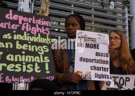 Londra, Inghilterra,UK 02th Nov 2016: Barac UK ospitare una manifestazione davanti casa ufficio a massa di arresto deportazioni forzate Mercoledì 7 settembre il governo britannico forzatamente rimossi 42 popolo giamaicano su un privato volo charter torna al paese vi non ne sanno circa famiglia divisa. Credito: Vedere Li/Alamy Live News Foto Stock