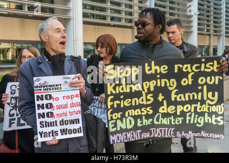 Londra, Regno Unito. Il 2 novembre 2016. Tony Gard del Movimento per la giustizia si erge con un poster chiamando per Yarls Legno per essere arrestato. BARAC UK, il Movimento per la giustizia e gli altri attivisti sono stati presso l'ufficio a casa per chiedere la fine di imposizione delle deportazioni di massa come il volo nel mese di settembre che ha avuto 42 persone in Giamaica, molti di coloro che avevano vissuto nel Regno Unito per decenni e hanno dei partner, i coniugi, figli e nipoti qui e alcuni di coloro che erano nel processo del divenire naturalizzato o attraente la deportazione. Peter Marshall / Alamy Live News Foto Stock