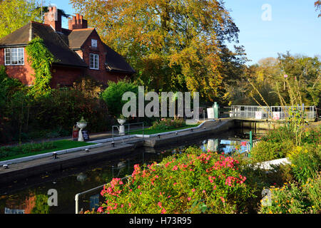 Sonning on Thames, Berkshire, Regno Unito. 2 Novembre, 2016. Autunno in tutta la sua gloria sul Fiume Tamigi a Sonning serratura, Berkshire, Regno Unito Credito: Wendy Johnson/Alamy Live News Foto Stock