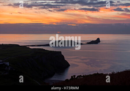 Testa di Worms, Rhossili Bay, Penisola di Gower vicino a Swansea, Wales, Regno Unito. 2° Nov, 2016. Incredibile autunno tramonto sull'iconico worm testa a Rhossili Bay sulla Penisola di Gower vicino a Swansea questa sera. Credito: Phil Rees/Alamy Live News Foto Stock