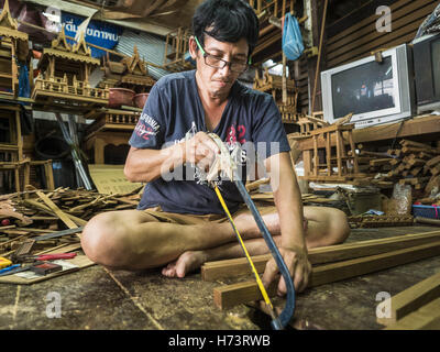 Bangkok, Tailandia. 2° Nov, 2016. KO, Gob del fratello, seghe teak per uno spirito house. Egli lavora con sua sorella nella famiglia piccola officina di proprietà che rende lo spirito case a mano con legno di teak nel divieto Fuen comunità. Vi utilizzata per essere di dieci famiglie che dallo spirito tradizionale case con legno di teak di Ban Fuen, una comunità vicino a Wat Suttharam in Khlong San distretto di Bangkok. Ora non vi è una sola famiglia rendendo l'elaborato spirito case. Quasi ogni casa e la maggior parte degli edifici commerciali in Thailandia hanno uno spirito di casa, che è un santuario per il spirito protettivo di una terra. (Credito mi Foto Stock
