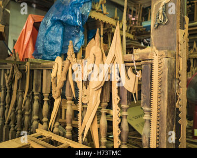 Bangkok, Bangkok, Thailandia. 2° Nov, 2016. Componenti di uno spirito casa in un workshop che li rende in Ban Fuen. Vi utilizzata per essere di dieci famiglie che dallo spirito tradizionale case con legno di teak di Ban Fuen, una comunità vicino a Wat Suttharam in Khlong San distretto di Bangkok. La zona è stata gentrified e molti dello spirito casa politici hanno spostato in fuori, loro tradizionali case thai in legno, sostituite da moderni appartamenti. Ora non vi è una sola famiglia rendendo l'elaborato spirito case. Quasi ogni casa e la maggior parte degli edifici commerciali in Thailandia hanno uno spirito di casa, che è un santuario per TH Foto Stock