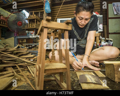 Bangkok, Bangkok, Thailandia. 2° Nov, 2016. Goccia, che ora gestisce il spirito di famiglia house workshop, misure a mano piccoli pezzi di legno di teak per l'uso sulla parete esterna di una casa degli spiriti. Vi utilizzata per essere di dieci famiglie che dallo spirito tradizionale case con legno di teak di Ban Fuen, una comunità vicino a Wat Suttharam in Khlong San distretto di Bangkok. La zona è stata gentrified e molti dello spirito casa politici hanno spostato in fuori, loro tradizionali case thai in legno, sostituite da moderni appartamenti. Ora non vi è una sola famiglia rendendo l'elaborato spirito case. Lo spirito case sono fatte a mano. Esso ta Foto Stock
