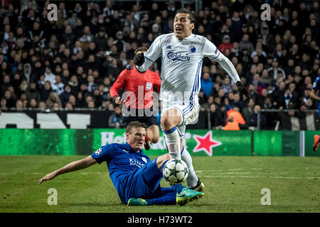 Danimarca, Copenaghen, 2 novembre 2016. Federico Santander (19) di FC Copenhagen è imbrattata di Robert Huth durante la UEFA Champions League e i gruppo G match tra FC Copenhagen e Leicester City a Telia Parken. Foto Stock