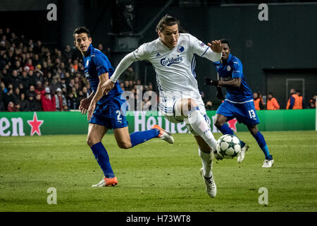 Danimarca, Copenaghen, 2 novembre 2016. Federico Santander (19) di FC Copenhagen visto con Leicester Luis Hernández (2) durante la UEFA Champions League e i gruppo G match tra FC Copenhagen e Leicester City a Telia Parken. Foto Stock