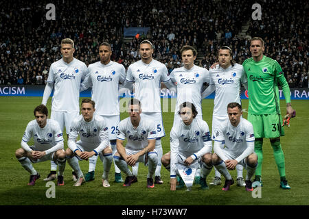 Danimarca, Copenaghen, 2 novembre 2016. FC Copenhagen line up contro Il Leicester City in UEFA Champions League e i Gruppo G: Robin Olsen (31), Peter Ankersen (22), Erik Johanson (5), Mathias Jørgensen (25), Ludwig Agustionsson (3), William Kvist (6), Thomas Delaney (8), Benjamin Verbic (7), Rasmus Falk (33), Andreas Cornelio (11) e Federica Santander (19). Foto Stock