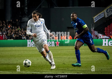 Danimarca, Copenaghen, 2 novembre 2016. Federico Santander (19) di FC Copenhagen visto con Leicester il Wes Morgan (5) durante la UEFA Champions League e i gruppo G match tra FC Copenhagen e Leicester City a Telia Parken. Foto Stock