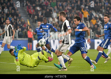 Torino, Italia. 2° Nov, 2016. La Juventus' Miralem Pjanic (C) contende a Lione il portiere Anthony Lopes durante la UEFA Champions League football match tra Juventus e Lione a Torino, Italia, nov. 2, 2016. La partita si è conclusa con un pareggio. Credito: Alberto Lingria/Xinhua/Alamy Live News Foto Stock