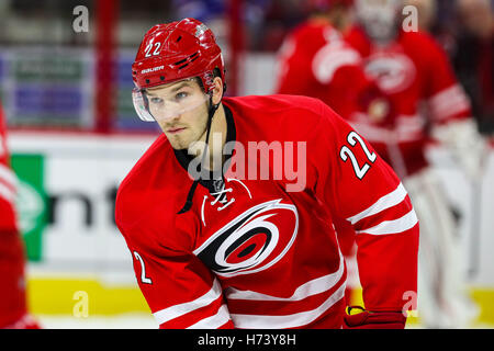 Raleigh, North Carolina, Stati Uniti d'America. 29 ott 2016. Carolina Hurricanes defenceman Brett Pesce (22) durante il gioco NHL tra il New York Rangers e Carolina Hurricanes al PNC Arena. © Andy Martin Jr./ZUMA filo/Alamy Live News Foto Stock