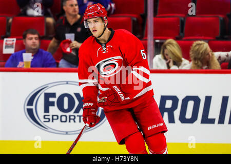 Raleigh, North Carolina, Stati Uniti d'America. 29 ott 2016. Carolina Hurricanes defenceman Noè Hanifin (5) durante il gioco NHL tra il New York Rangers e Carolina Hurricanes al PNC Arena. © Andy Martin Jr./ZUMA filo/Alamy Live News Foto Stock