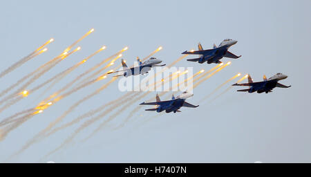 Zhuhai, la Cina della provincia di Guangdong. 2° Nov, 2016. Un team di acrobazia aerea dalla Russia esegue a xi China International Aviation e salone aerospaziale di Zhuhai, Cina del sud della provincia di Guangdong, nov. 2, 2016. La mostra ha inaugurato qui il martedì. Credito: Cai Yang/Xinhua/Alamy Live News Foto Stock