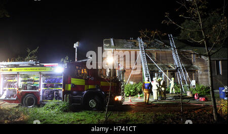 Egham, Surrey, Regno Unito. 3 Novembre, 2016. Una proprietà con un valore di mercato di oltre un milione di sterline è stato salvato dopo azioni veloci da fire fighter dal Surrey fuoco e il servizio di soccorso ai proprietari di sicurezza e ha cercato di combattere il fuoco internamente. All'altezza dell'incendio che ha iniziato nel tetto oltre sessanta. I vigili del fuoco sono stati inviati per la scena lungo due portatori di acqua e di un'antenna scaletta della piattaforma e sei altri apparecchi come supporto . Credito: uknip/Alamy Live News Foto Stock