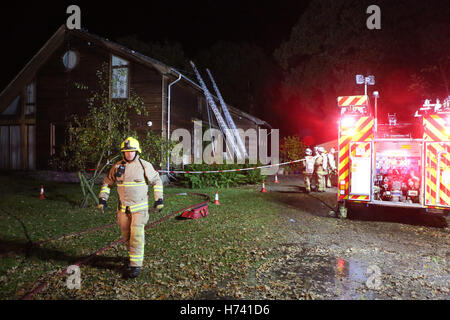 Egham, Surrey, Regno Unito. 3 Novembre, 2016. Una proprietà con un valore di mercato di oltre un milione di sterline è stato salvato dopo azioni veloci da fire fighter dal Surrey fuoco e il servizio di soccorso ai proprietari di sicurezza e ha cercato di combattere il fuoco internamente. All'altezza dell'incendio che ha iniziato nel tetto oltre sessanta. I vigili del fuoco sono stati inviati per la scena lungo due portatori di acqua e di un'antenna scaletta della piattaforma e sei altri apparecchi come supporto . Credito: uknip/Alamy Live News Foto Stock