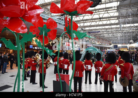 La stazione di Waterloo, Londra, Regno Unito. Il 3 novembre 2016. Forze armate la raccolta per il papavero appello in aiuto del Royal British Legion Foto Stock