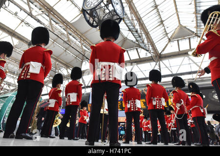 La stazione di Waterloo, Londra, Regno Unito. Il 3 novembre 2016. Forze armate la raccolta per il papavero appello in aiuto del Royal British Legion Foto Stock