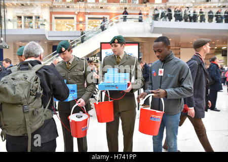 La stazione di Waterloo, Londra, Regno Unito. Il 3 novembre 2016. Forze armate la raccolta per il papavero appello in aiuto del Royal British Legion Foto Stock